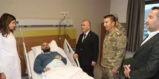 Şüphelilerin bulunduğu adrese giden polis, silahlı saldırıda yaralandı