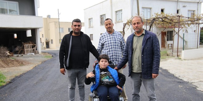 Engelli öğrencinin rahat ulaşması için okul yolu asfaltlandı
