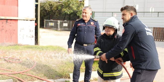 İtfaiyeci olma hayalini 67 yaşında gerçekleştirdi