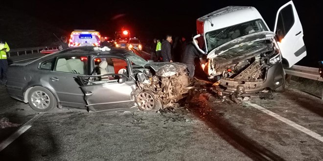 Yozgat'ta minibüs ile otomobil çarpıştı: 3 ölü, 5 yaralı