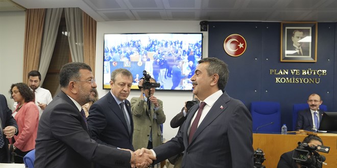 Bakan Tekin ile CHP'li vekiller arasında 'konser parası' atışması