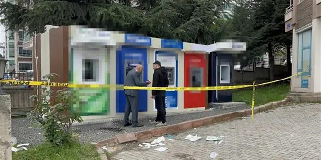 ATM'de işlem yaparken boynundan tabancayla vuruldu