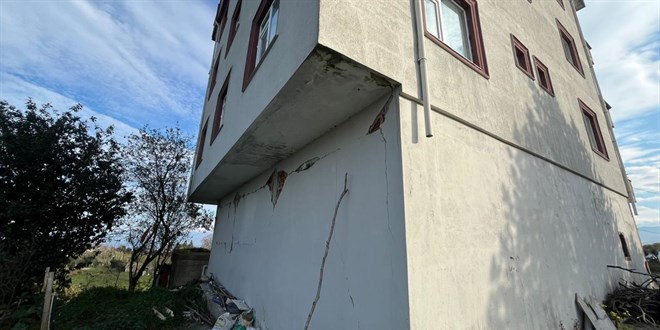 Rize'de 3 az hasarlı konut, 1 az hasarlı cami ve 1 ağır hasarlı depo tespit edildi