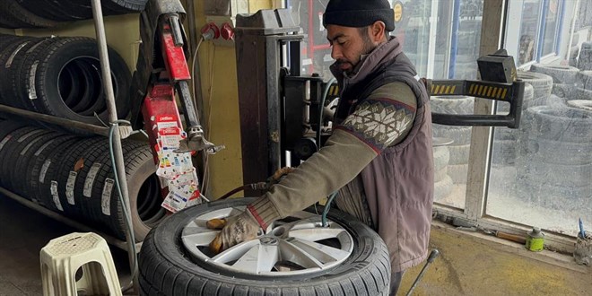 Lastikçilerde kış yoğunluğu başladı