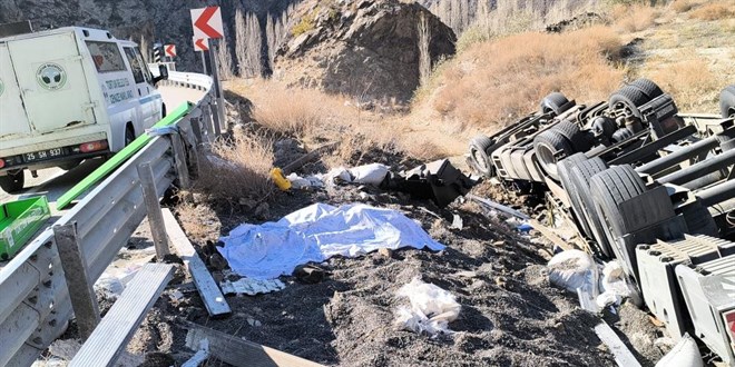 Tır sürücüsü aracından atladı ancak yine de hayatını kaybetti