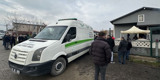 Çatıya ölçü almak için çıkan kişi elektrik akımına kapılarak öldü