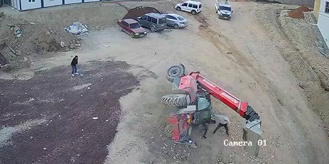 Elazığ'da iş makinesi devrildi, iki çocuk hayatını kaybetti