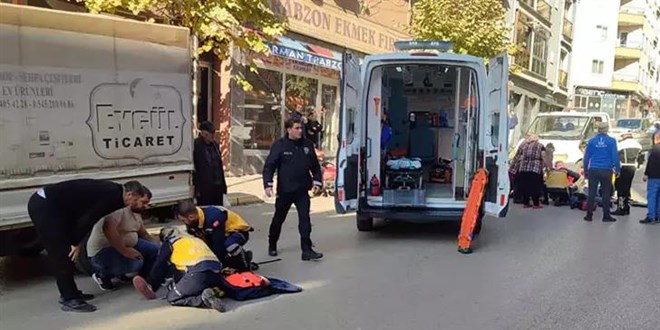 14 yaşındaki çocuğun kullandığı motosiklet, yayaya çarptı; 1'i ağır, 3 yaralı
