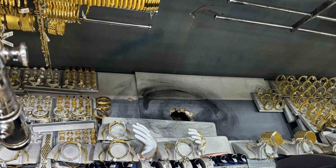 Bodrum katından duvar delerek girdiği kuyumcudan 10 kilogram altın çaldı