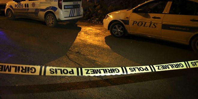 Ablasını bıçakla yaraladı beşinci kattan atlayarak intihar etti