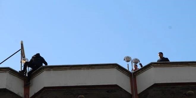 Batman'da çatıda korku dolu anlar: Polis şahsı ikna ederek indirdi