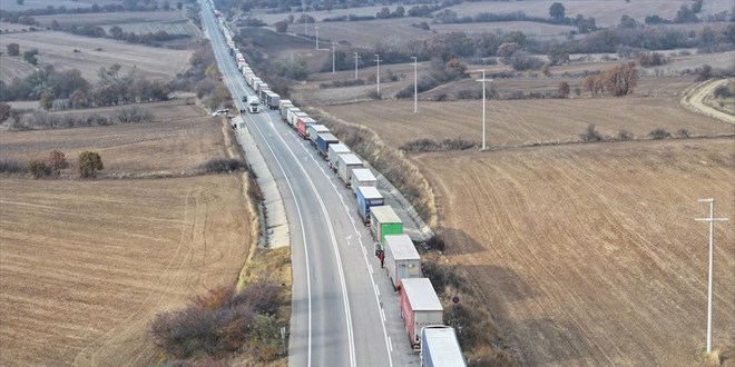 Hamzabeyli Sınır Kapısı'nda 25 kilometrelik tır kuyruğu oluştu