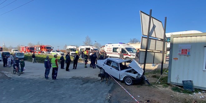 TIR'la çarpışan otomobil parçalandı: 4'ü çocuk 6 yaralı