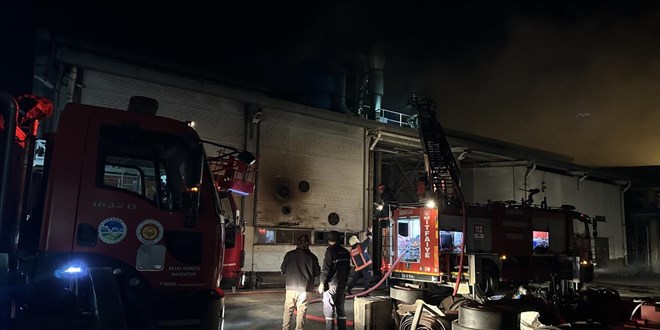 Sakarya'da geri dönüşüm fabrikasında yangın: 8 işçi dumandan etkilendi