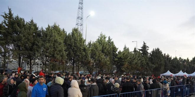 Bin TL'lik hediye çeki için akşamdan çadır kurup bekledi