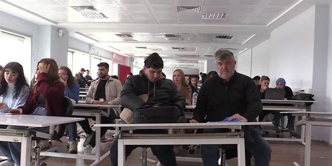 Uğruna şehir değiştirdiği engelli oğluyla aynı sırayı paylaşıyor