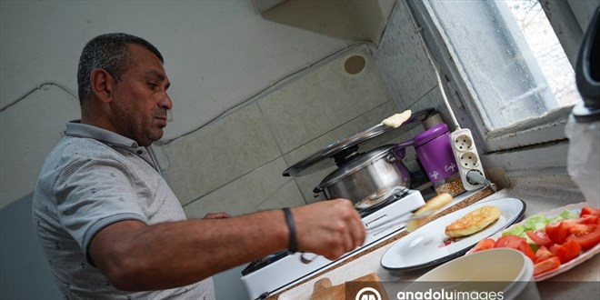 Çocuklarına yemek yapma görüntüsüyle ilgi gören baba sigortalı işe kavuşuyor