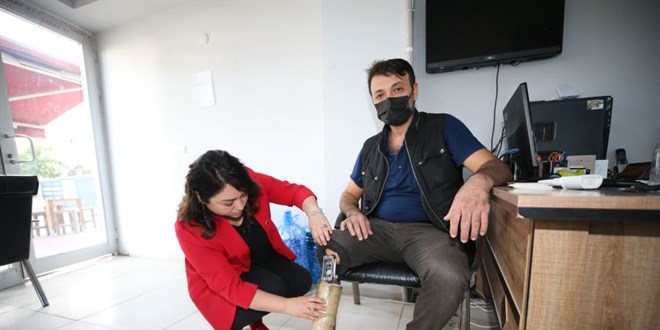 Bacağını kaybeden işçinin yardımına muhtar koştu