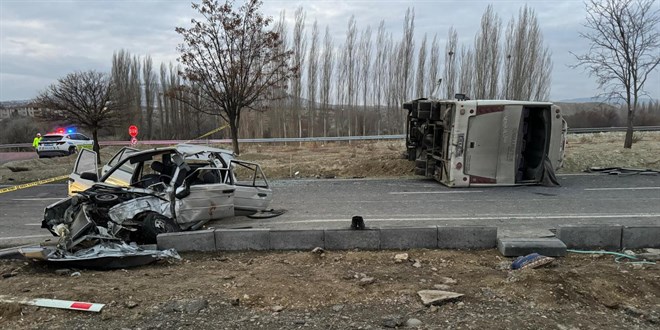 Nevşehir'de otomobille öğrenci servisi çarpıştı: 24 yaralı