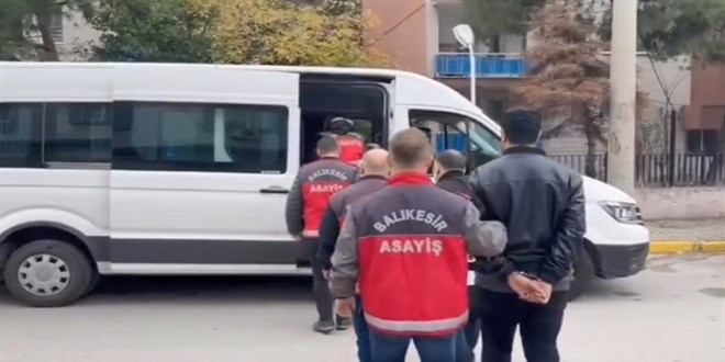 Otomobili parçalamakla tehdit edip, sahibinden 1 milyon TL aldılar