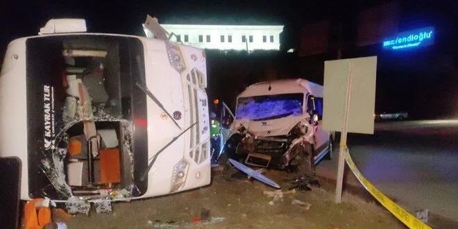İşçi servislerinin karıştığı kazada 20 kişi yaralandı