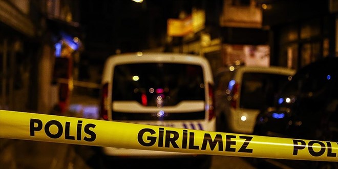 Aracın çarpmasıyla yerinden fırlayan demir duba, polis memurunu yaraladı