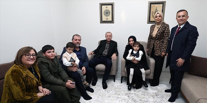 Cumhurbaşkanı Erdoğan'dan depremzede aileye ziyaret
