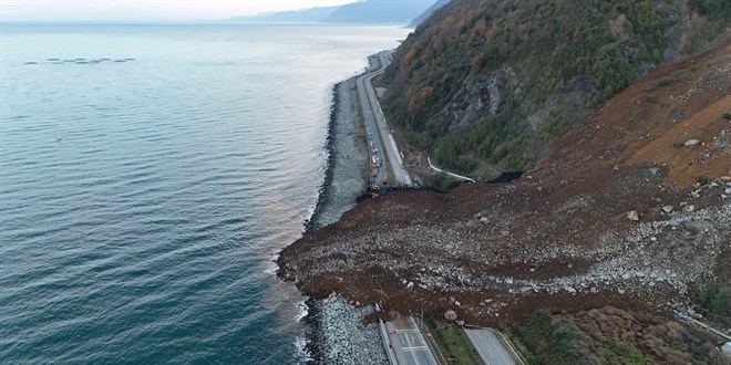 Bakanlıktan Karadeniz Sahil Yolu'ndaki heyelana dair açıklama