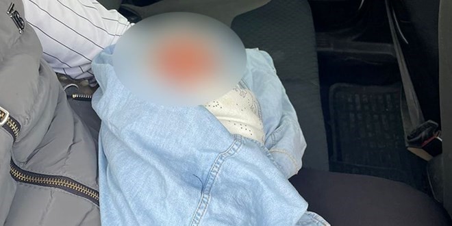 Yeni doğmuş bebeği çöpe bırakmışlar