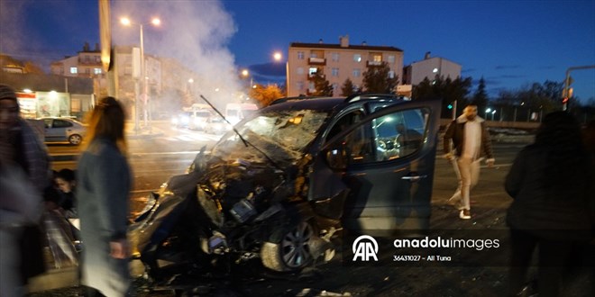 Öğrencileri taşıyan okul servisi ticari araçla çarpıştı: 9 yaralı