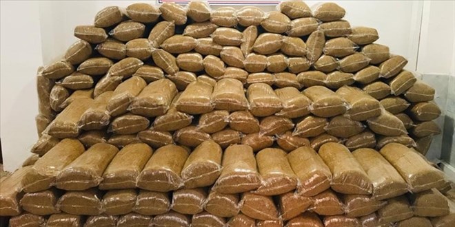 Erzincan'da 2,5 ton kaçak tütün ele geçirildi, 2 şüpheli yakalandı