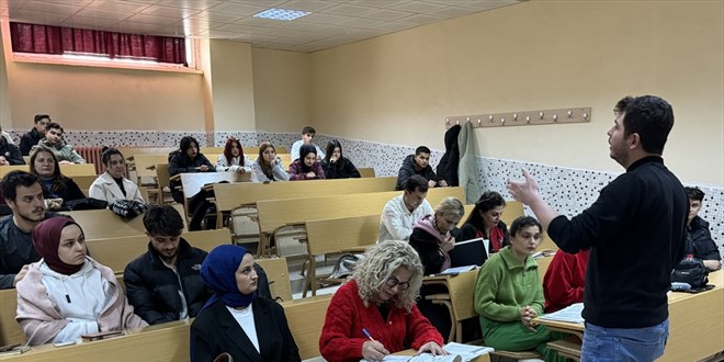 Oğluna örnek olmak isteyen 54 yaşındaki kadın, 3'üncü üniversitesini okuyor