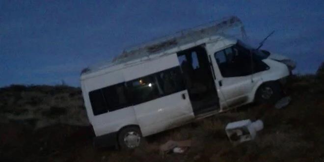 Freni boşalan minibüs devrildi: 2'si ağır 9 yaralı