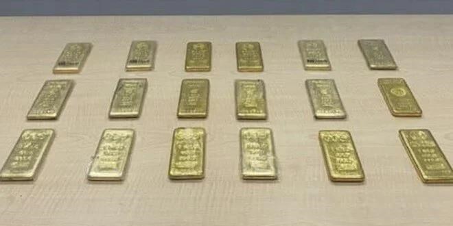18 kiloluk külçe altını ayakkabılarına saklamışlar