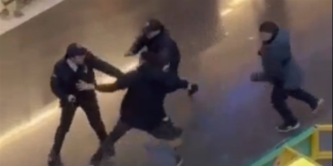 AVM'de güvenlik görevlileri ile gençler arasında arbade
