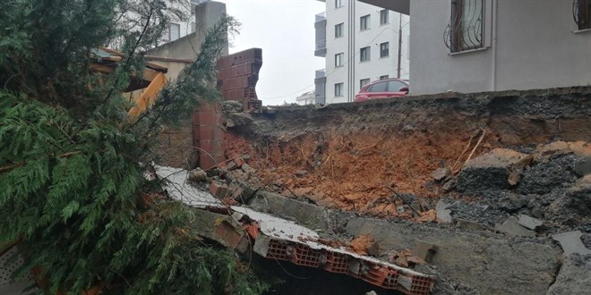 İstanbul'da sağanak yağış sonrası istinat duvarı çöktü