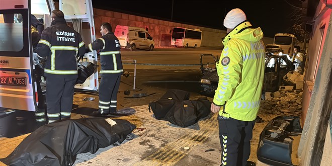 Evin duvarına çarpan otomobil alev aldı: 4 genç öldü