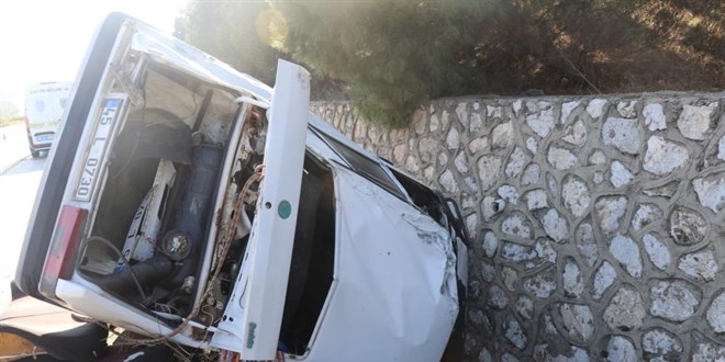 Refüjü aşan otomobil, karşı şeritteki istinat duvarına çarptı: 1 ölü