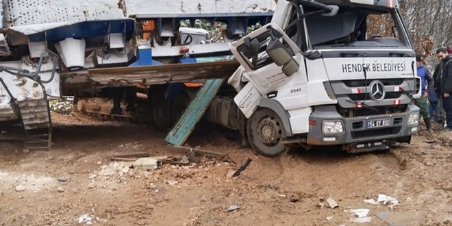 Taş kırma makinesi devrildi; kabinde sıkışan belediye işçisi öldü