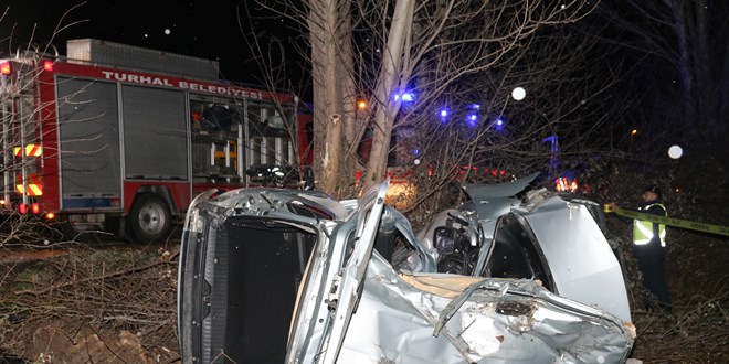 Tokat'ta ağaca çarpan otomobil devrildi: 3 kişi öldü
