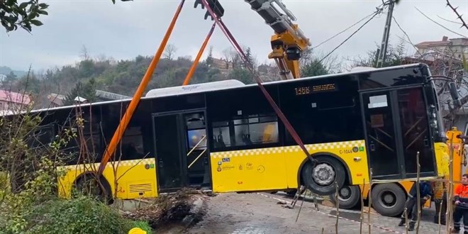 Yokuş aşağı kayan İETT otobüsü evin bahçesine düştü
