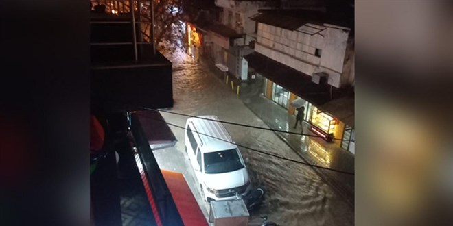 İzmir'de sağanak: Yollar göle döndü, iş yerlerini su bastı