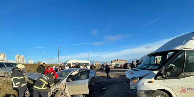 Öğrenci servisi ile otomobil çarpıştı: 9'u öğrenci 13 yaralı