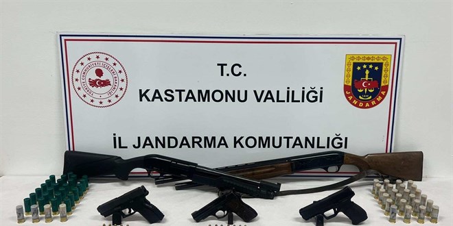 Silah kaçakçılığı yaptıkları iddiasıyla 5 zanlı yakalandı