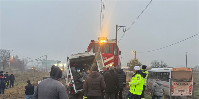Hemzemin geçitte tren servise çarptı