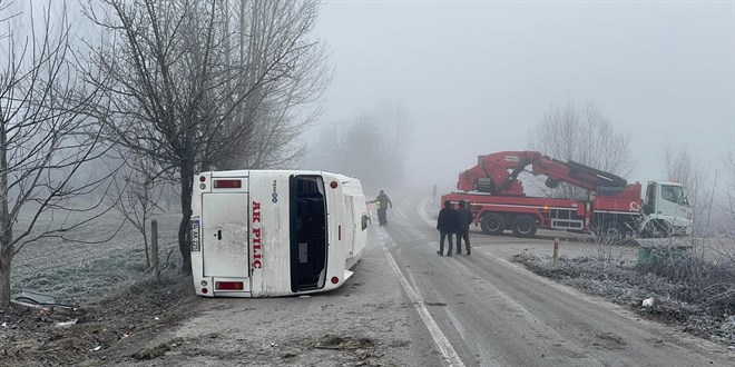 Fabrika işçilerini taşıyan midibüs devrildi! 1 ölü 8 yaralı