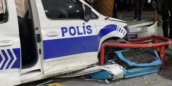 Zeytinburnu'nda otomobil polis aracına çarptı: 1'i polis 3 kişi yaralandı