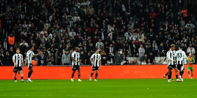 Beşiktaş'ta taraftardan takıma büyük tepki