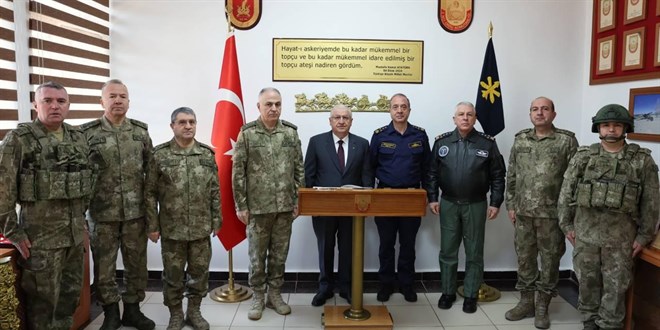 Bakan Güler 2'nci Zırhlı Tugay Komutanlığını ziyaret etti