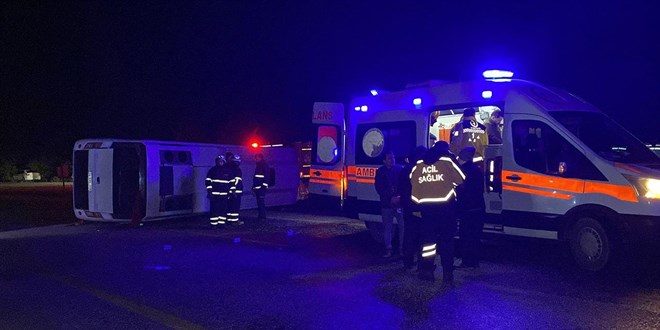 Cenazeye gidenleri taşıyan midibüs devrildi: 1 kişi öldü, 23 kişi yaralandı